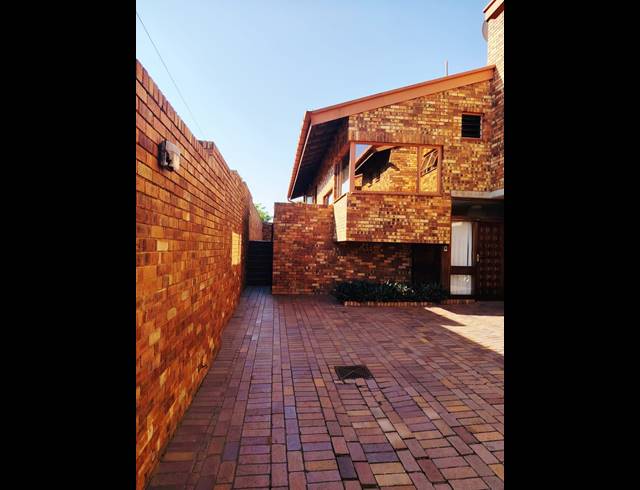 4 BEDROOM HOUSE FOR SALE IN RESERVOIR HILLS